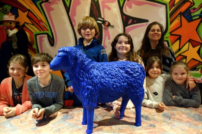 Seit Montag steht ein Blauschaf im Eggerscheidter Kindertreff, sehr zur Freude der Besucherinnen und Besucher. Foto: Stadt Ratingen