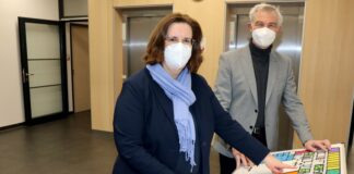 Bürgermeister Klaus Pesch erläutert der SPD-Bundestagesabgeordneten Kerstin Griese das barrierefreie Leitsystem des Ratinger Rathauses. Foto: Stadt Ratingen