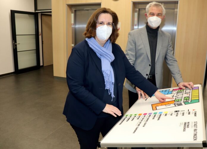 Bürgermeister Klaus Pesch erläutert der SPD-Bundestagesabgeordneten Kerstin Griese das barrierefreie Leitsystem des Ratinger Rathauses. Foto: Stadt Ratingen