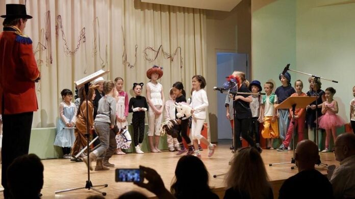 Die „Ratinger Spatzen“ sind wieder aktiv – hier ein Archivbild von einer Kindermusical-Aufführung. Foto: privat