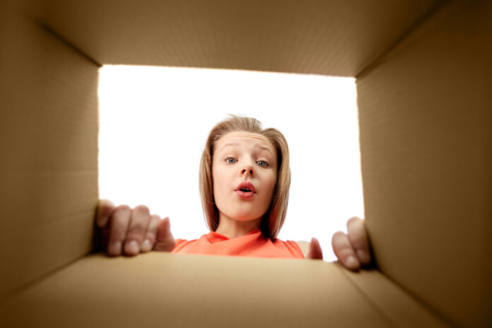 „Mystery Boxen“ gibt es oft über Internethändler. Foto: Verbraucherzentrale NRW/adpic