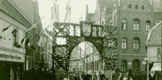 Blick auf das symbolisch errichtete „Obertor“ an der Oberstraße in Höhe des alten St. Marienkrankenhauses im Jahre 1926, als Ratingen sein 650-jähriges Stadtjubiläum feierte. Foto: Stadtarchiv Ratingen