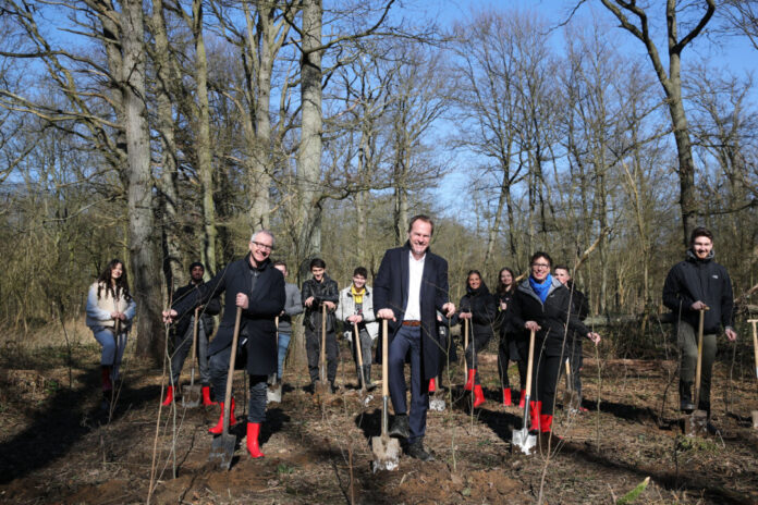 Gemeinsam für den Wald: Dr. Michael Meyer, Dr. Stephan Keller, Karin-Brigitte Göbel und zehn Azubis der Stadtsparkasse. Foto: Stadtsparkasse Düsseldorf
