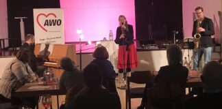 Jazz-Sängerin Eva Kurowski begeisterte das Publikum mit ihrer Stimme. Foto: AWO