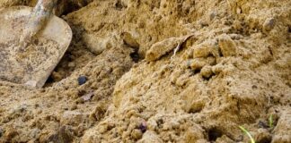 Eine Schaufel steckt im Sand. Foto: pixabay/Symbolbild