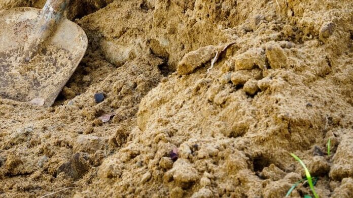 Eine Schaufel steckt im Sand. Foto: pixabay/Symbolbild