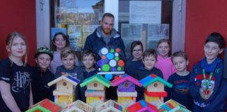 Die Kulturrucksäckler bastelten Vogelfutterhäuser im Eggerscheidter Jugendtreff. Foto: Stadt Ratingen