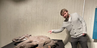 Kurator Rick Springer mit Mammutmumie Dima. Foto: Neanderthal-Museum