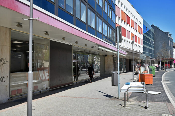 In den ehemaligen Rewe-Markt soll neues Leben kommen, die Stadt hat die Immobilie gekauft, um sie zu entwickeln. Archivfoto: Mathias Kehren