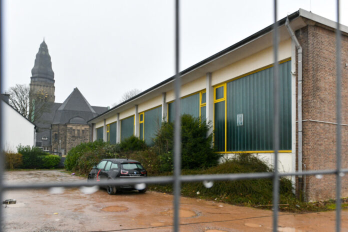 Die ehemalige Turnhalle an der Grünstraße wird jetzt abgerissen. Foto: Mathias Kehren