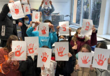Die Gesamtschüler zeigen die "rote Hand" gegen den Einsatz von Kindern als Soldaten. Foto: privat