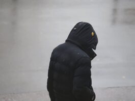 Ein Mann ist bei Regenwetter unterwegs. Foto: Volkmann