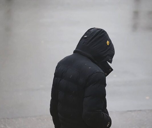 Kreis Mettmann: Deutscher Wetterdienst gibt Warnungen heraus Ein Mann ist bei Regenwetter unterwegs. Foto: Volkmann