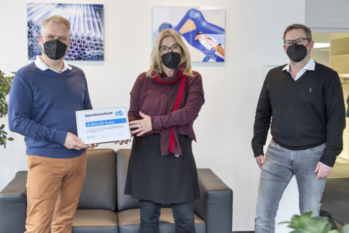 André de Wit und Ralph Batz (r.) von der Geschäftsleitung haben die Spende an das Frauen- und Kinderschutzhaus des SKFM für den Kreis Mettmann überreicht. Lilo Löffler vom SKFM freute sich sehr über die Spende, die nun für das Spielzimmer verwendet werde, wo die Kinder für kurze Zeit Ablenkung finden von ihrem oftmals schwierigen Alltag. Foto: privat
