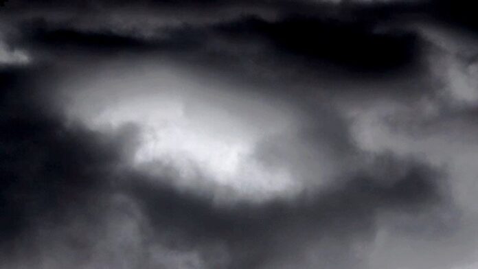 Dunkle Wolken am Himmel künden von Unwetter. Foto: Volkmann