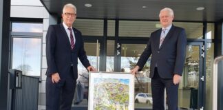 Landrat Thomas Hendele verabschiedet Hans-Ingo Schliwienski in der neuen THW-Zentrale in Hilden. Foto: Kreis Mettmann