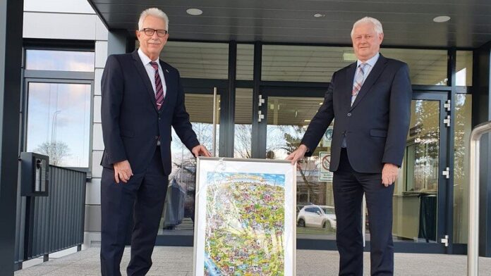 Landrat Thomas Hendele verabschiedet Hans-Ingo Schliwienski in der neuen THW-Zentrale in Hilden. Foto: Kreis Mettmann