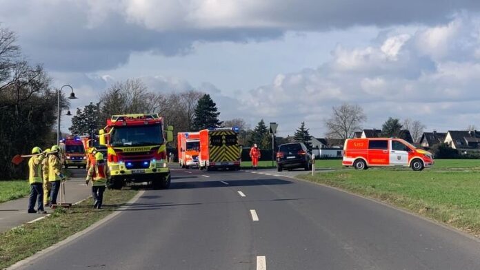 Einsatzkräfte an der Unfallstelle in Ratingen-Breitscheid. Foto: Feuerwehr Ratingen