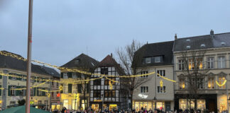 Auf dem Marktplatz versammelten sich rund 400 Ratinger Bürger. Foto: Bluna Connection