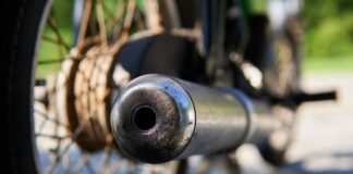 Der Auspuff eines Mopeds ist zu sehen. Foto: pixabay