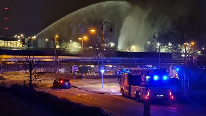 Die Feuerwehr ist nach einer Explosion im Chempark Leverkusen im Einsatz. Foto: Uwe Miserius/dpa