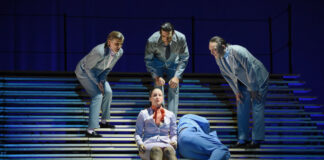 Ines Krug, Sabine Osthoff, Thomas Büchel, Stefan Migge (liegend), Sven Seeburg in der Inszenierung "Biedermann und die Brandstifter" von Max Frisch. Foto: Martin Kaufhold