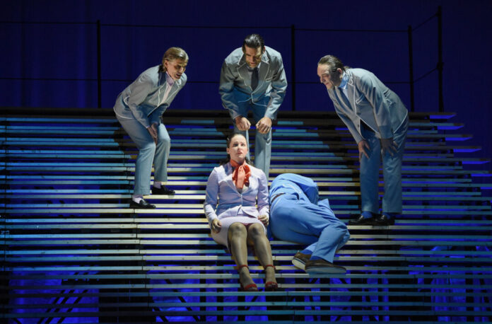 Ines Krug, Sabine Osthoff, Thomas Büchel, Stefan Migge (liegend), Sven Seeburg in der Inszenierung "Biedermann und die Brandstifter" von Max Frisch. Foto: Martin Kaufhold