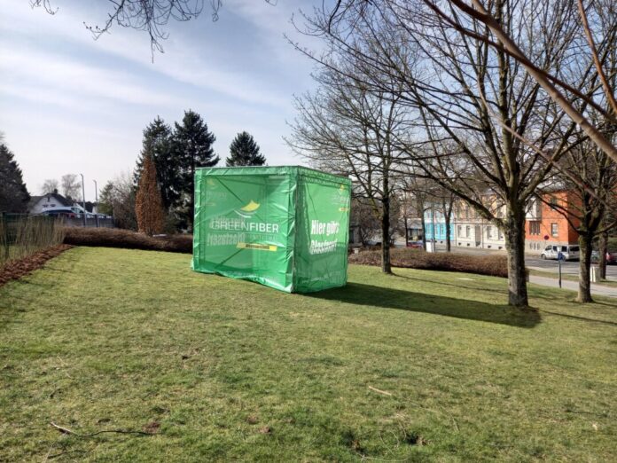 Ein Greenfiber-Würfel auf dem Gelände am Wülfrather Rathaus. Foto: Kling/Archiv