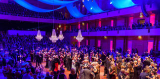 Walzerklänge und mehr versetzen die Ballgäste im festlichen Alfried Krupp Saal in Bewegung. Foto: Volker Wiciok