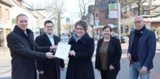 Staatssekretär Dr. Jan Heinisch aus dem NRW-Städtebauministerium (l.) kam am Freitag, 11. März, persönlich nach Lintorf, um Vertretern der Stadt (v.l.n.r.) die Urkunde zum verliehenen Preis im Planungswettbewerb „Zukunft Stadtraum“ zu überreichen: Erster Beigeordneter Patrick Anders, Technische Beigeordnete Petra Cremer, Michaela Maurer, Leiterin Amt für kommunale Dienste, Frank Boberg, Abteilungsleiter Stadtplanung. Foto: Stadt Ratingen