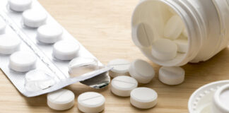 Tabletten liegen auf einem Tisch. Foto: VZ NRW/Adpic
