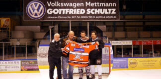 Trainer Andrej Fuchs, Sportobmann Wilfried Tursch und Kapitän Dennis Fischbuch und überreichen das letzte Trikot, das Alex getragen hat. Foto: Ice Aliens
