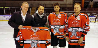 Zeigen die Trikots: Felix Neumann, Tristan Paulus (Almvital), Kapitän Jordi Cuena Pazos und Assistent Florian Evertz. Foto: Ice Aliens