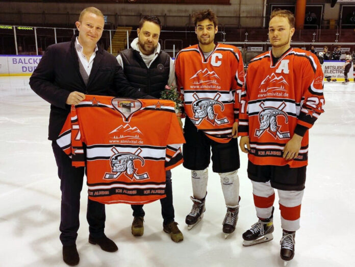 Zeigen die Trikots: Felix Neumann, Tristan Paulus (Almvital), Kapitän Jordi Cuena Pazos und Assistent Florian Evertz. Foto: Ice Aliens