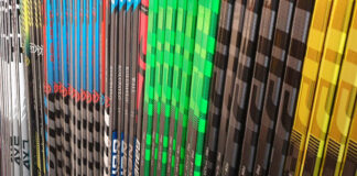 Eishockeyschläger sind zu sehen. Foto: Ice Aliens