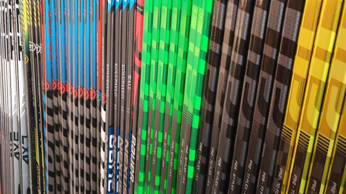 Eishockeyschläger sind zu sehen. Foto: Ice Aliens