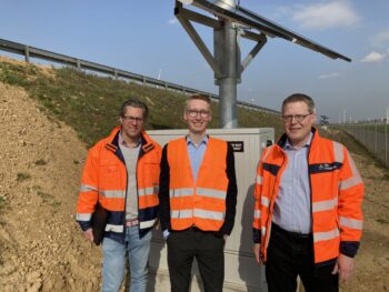 Dirk Kemper (Institut für Straßenwesen, RWTH), Laurent Klöker (Projektleiter, Institut für Kraftfahrzeuge, RWTH) und Jens Ansorge (Autobahn GmbH, von links) an einem der Maste. Foto: Autobahn GmbH