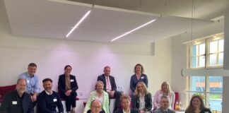 Zum Gespräch mit dem Bundestagsabgeordneten Klaus Wiener (untere Reihe links) kamen auf Einladung von Bürgermeisterin Sandra Pietschmann Unternehmerinnen und Unternehmer in den Räumen der Ritzenhöfer Company zusammen. Foto: Kreisstadt Mettmann