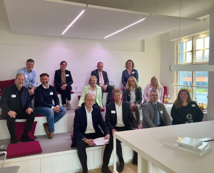 Zum Gespräch mit dem Bundestagsabgeordneten Klaus Wiener (untere Reihe links) kamen auf Einladung von Bürgermeisterin Sandra Pietschmann Unternehmerinnen und Unternehmer in den Räumen der Ritzenhöfer Company zusammen. Foto: Kreisstadt Mettmann