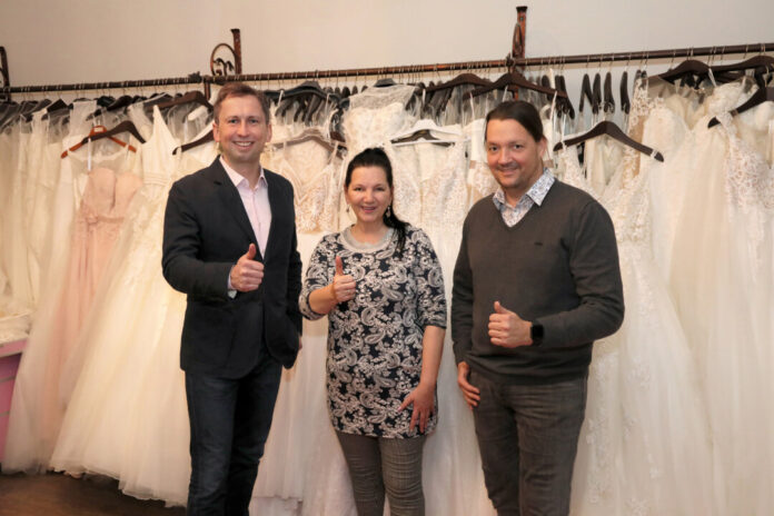 Matthäus Bialasinski (Kreis Mettmann), Elke Derks (Brautmoden mit Herz), Timo Scholl (markoon GmbH). Foto: Kreis Mettmann