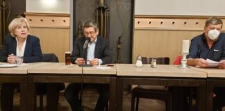 Erläutern zur Ukraine-Lage: Elisabeth Müller-Witt MdL, Josef Neumann MdL und der Fraktionsvorsitzende der Ratinger SPD-Ratsfraktion Christian Wiglow. Foto: Büro Müller-Witt