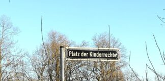 Ein Straßenschild mit der Aufschrift "Platz der Kinderrechte". Foto: Dietmar Wolf