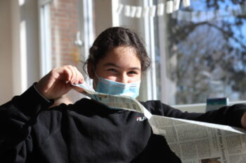 Parmida (9) verarbeitet eine alte Zeitung zu Fetzen. Foto: Volkmann