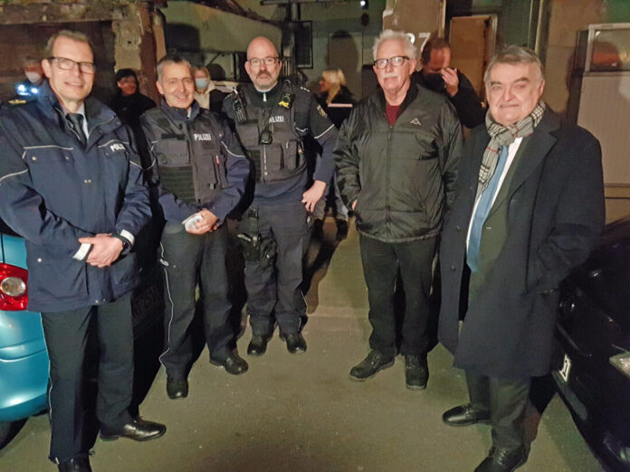 Innenminister Herbert Reul und Landrat Thomas Hendele überzeugten sich selbst vor Ort von dem Einsatz in Velbert. Foto: Polizei