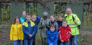 An der Bronze-Skulptur „Kind mit Blockflöte" des Bildhauers Hermann Geibel versammelten sich die Kulturrucksäckler mit Michael Baaske zu einem Gruppenbild. Foto: Stadt Ratingen