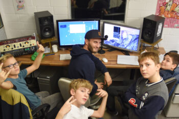 Beim Rap-Workshop mit Leon Sonntag können eigene Songs entwickelt und aufgenommen werden. Foto: Stadt Ratingen
