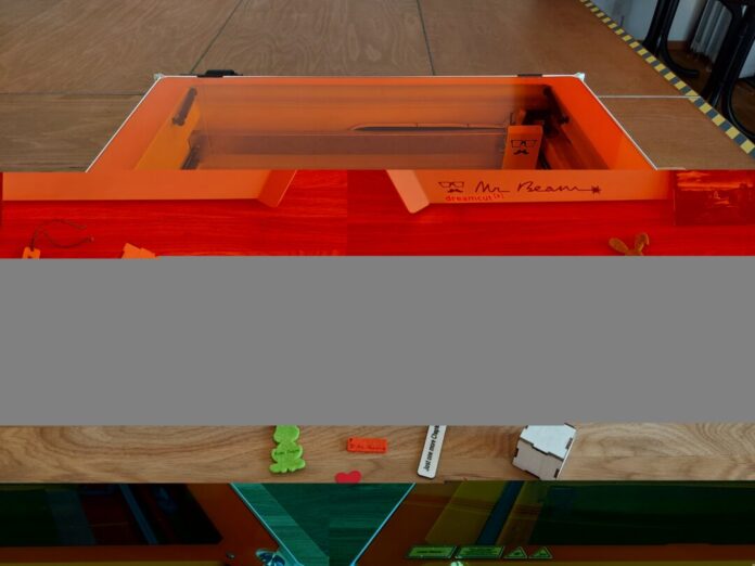 Mit dem Lasercutter können eigene konstruierte Designs graviert werden. Foto: Stadt Ratingen