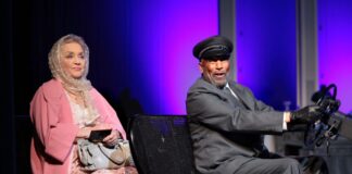 Szene aus dem Theaterstück „Miss Daisy und ihr Chauffeur“, das in der Stadthalle Erkrath aufgeführt wird. Foto: Dietrich Dettmann
