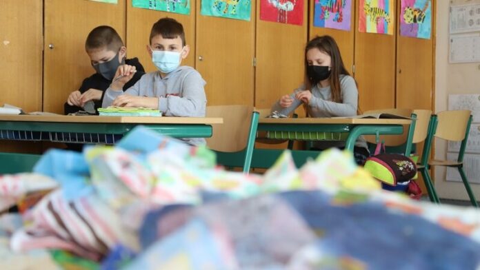 Damjan (10) und seine Mitschüler mussten Altpapier zunächst zerreißen, um daraus neues Papier herstellen zu können. Foto: Volkmann