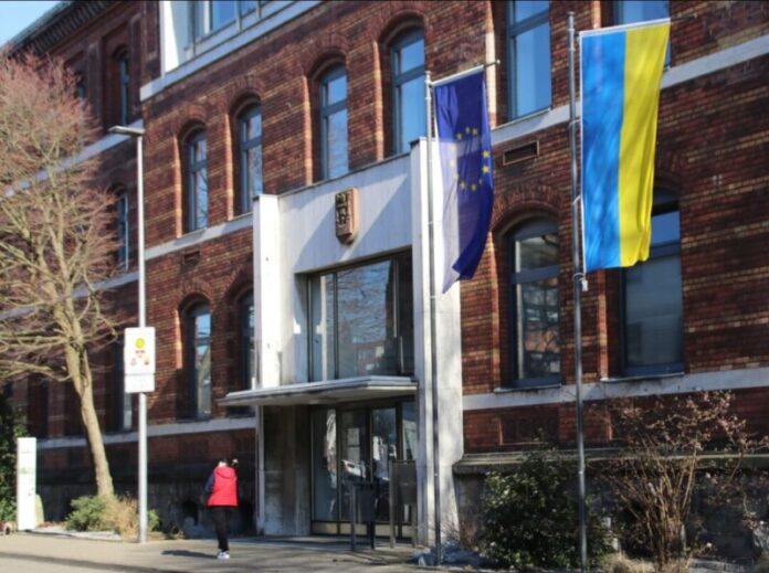 Die ukrainische Flagge hängt am Rathaus. Foto: Kreisstadt Mettmann/Archiv